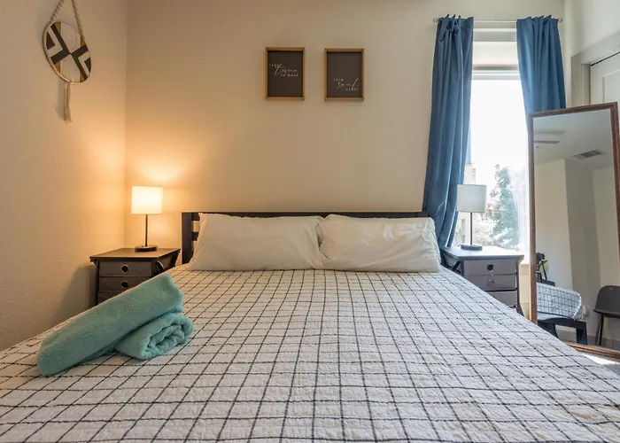 Riverwalk And Pool View Apt With King Bed Infinity Pool Gym Free Parking