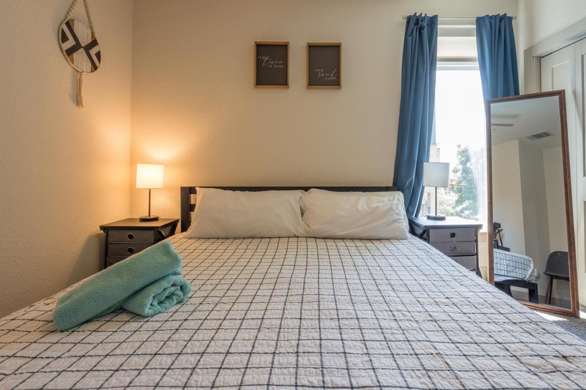 Riverwalk And Pool View With King Bed Infinity Pool Gym Free Parking Apartment *