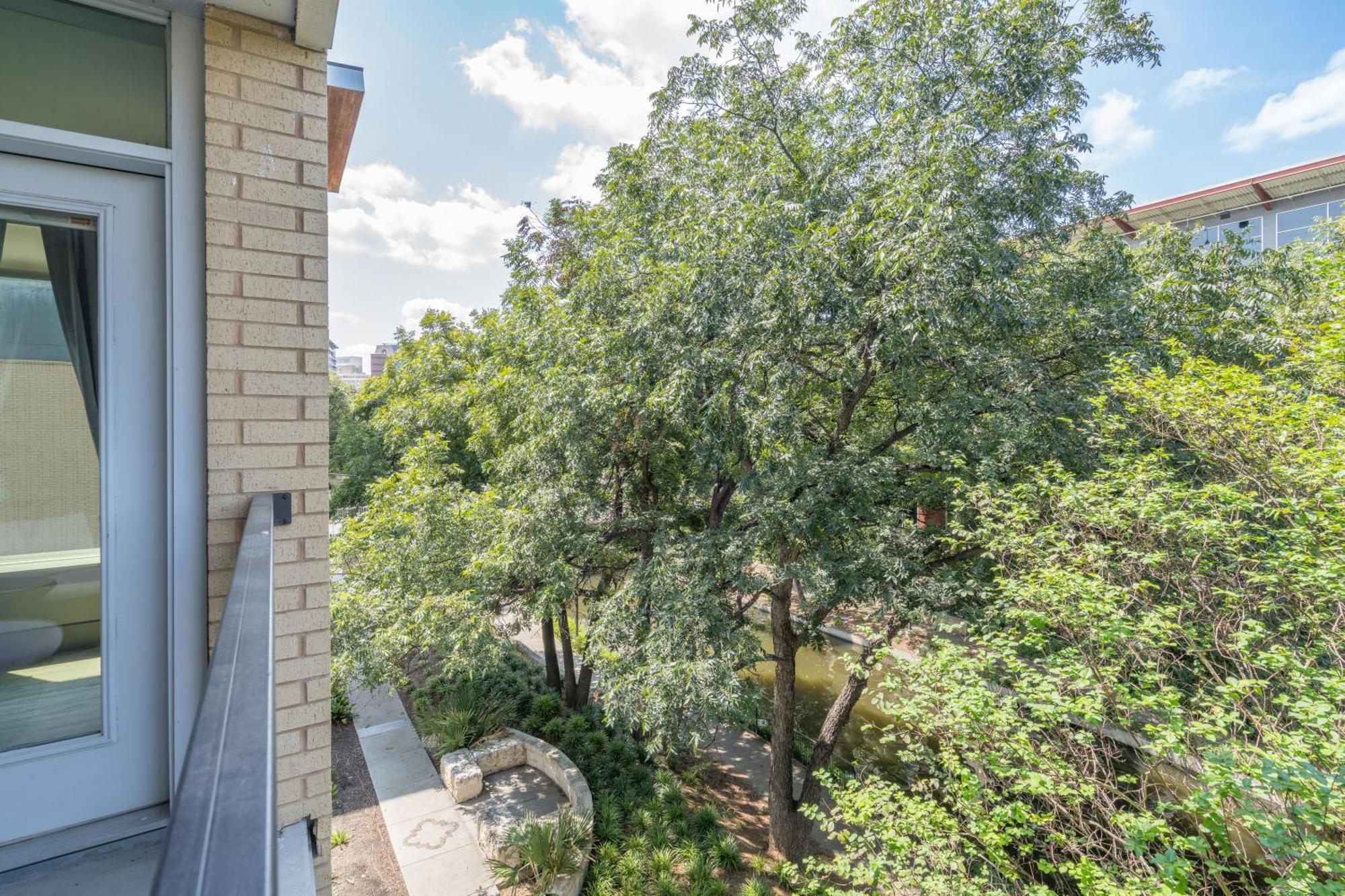 Riverwalk And Pool View With King Bed Infinity Pool Gym Free Parking Apartment San Antonio