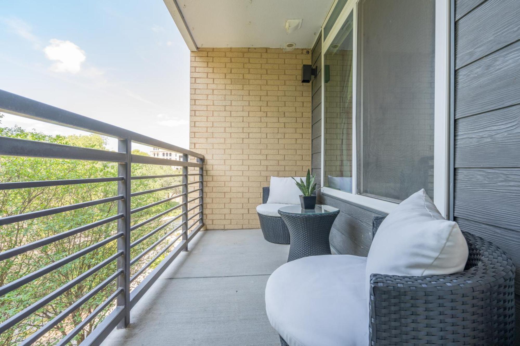 Riverwalk And Pool View With King Bed Infinity Pool Gym Free Parking Apartment *
