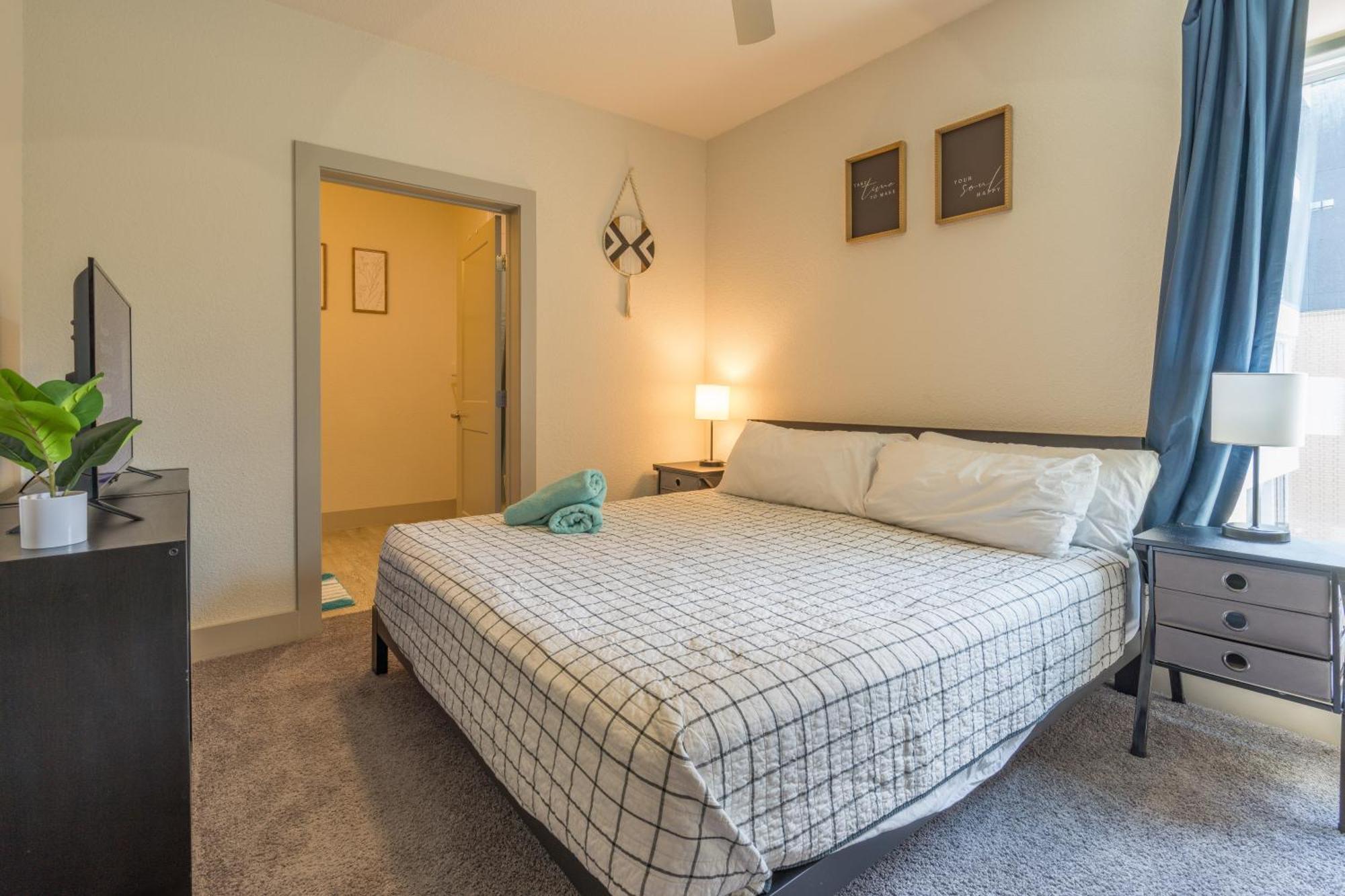 Riverwalk And Pool View With King Bed Infinity Pool Gym Free Parking Apartment San Antonio