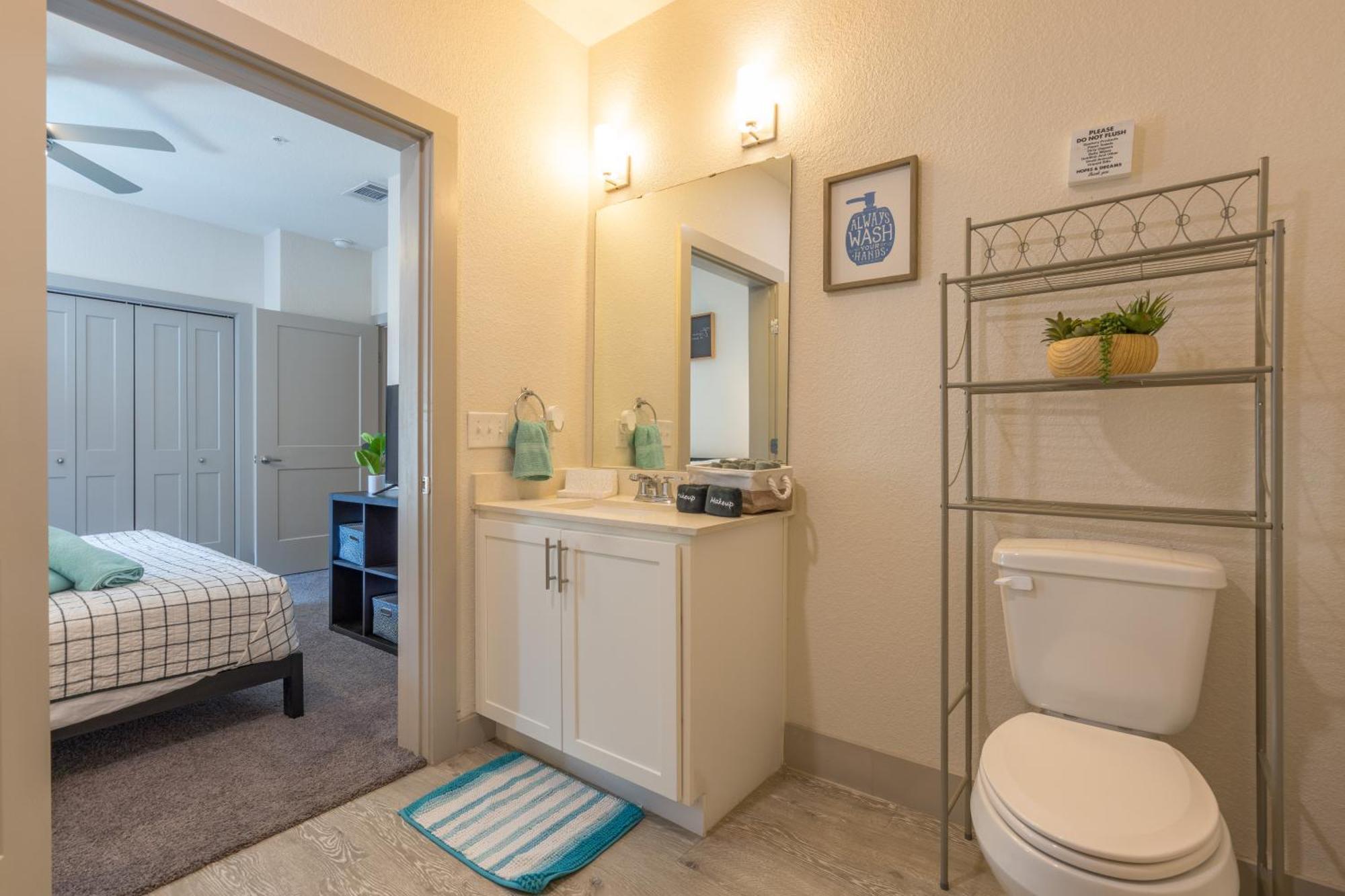 Riverwalk And Pool View With King Bed Infinity Pool Gym Free Parking Apartment