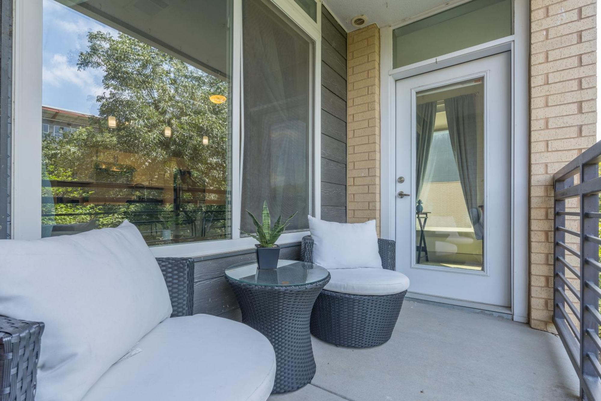 Riverwalk And Pool View With King Bed Infinity Pool Gym Free Parking Apartment San Antonio