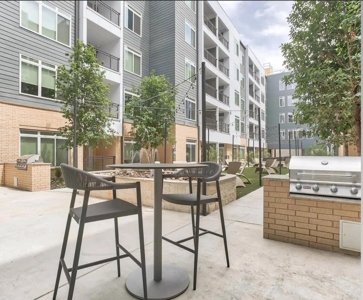 Riverwalk And Pool View With King Bed Infinity Pool Gym Free Parking Apartment