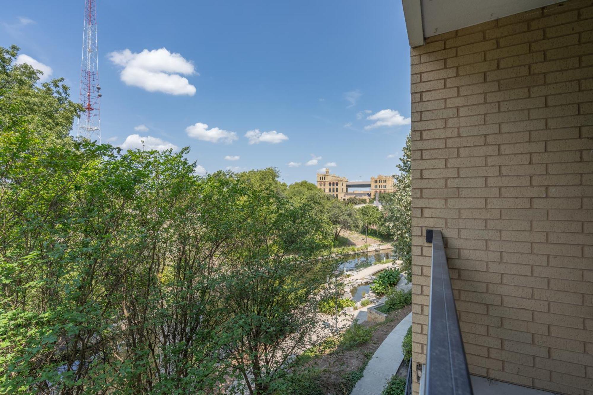 Riverwalk And Pool View With King Bed Infinity Pool Gym Free Parking Apartment San Antonio