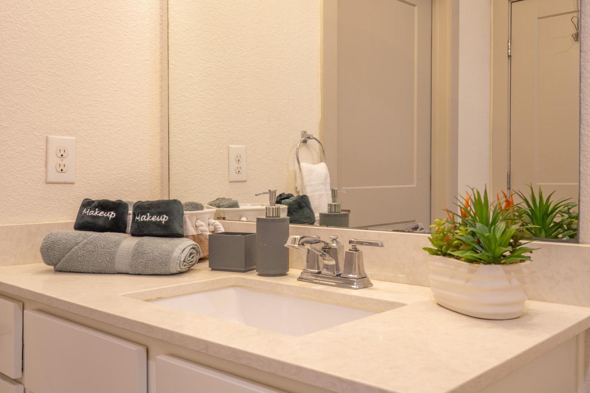 Riverwalk And Pool View With King Bed Infinity Pool Gym Free Parking Apartment *